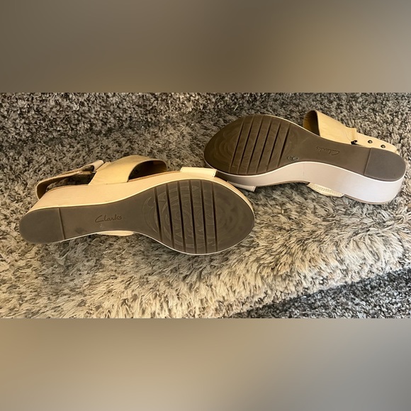 Clarks Artisan Beige Wedge Sandals Women’s Size 10 - Picture 4 of 6